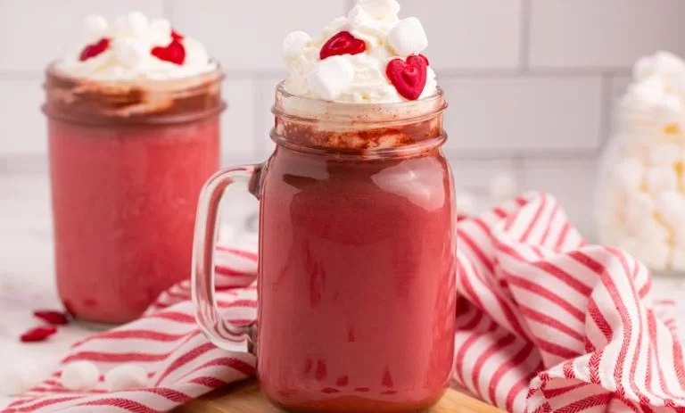 طرز تهیه میلک شیک قرمز مخملی برای ولنتاین