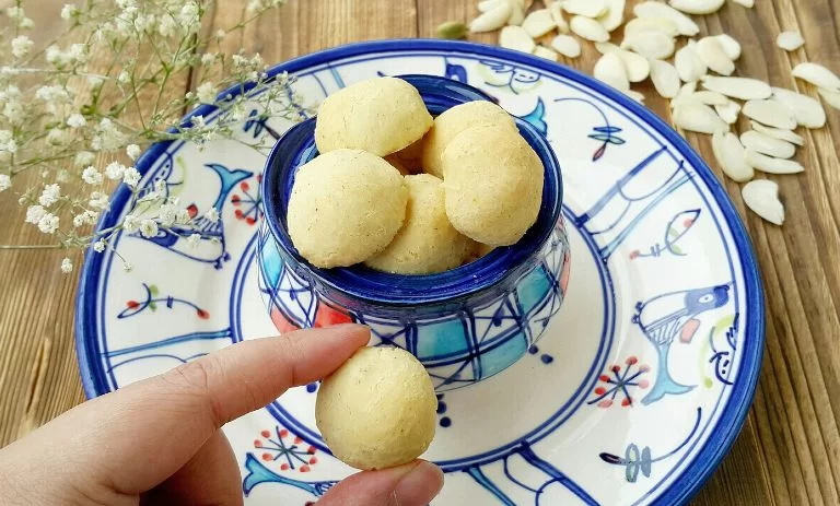 رز تهیه شیرینی حاجی بادام