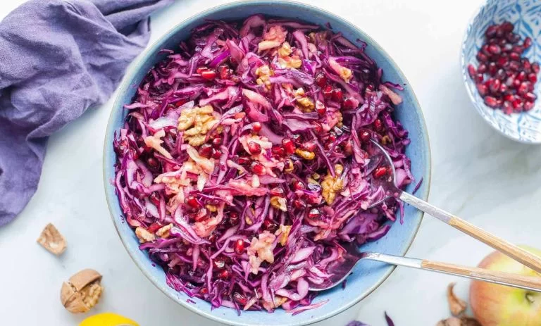 طرز تهیه سالاد کلم قرمز و انار