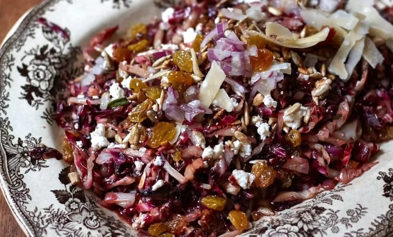 طرز تهیه سالاد کلم قرمز با کشمش و گردو