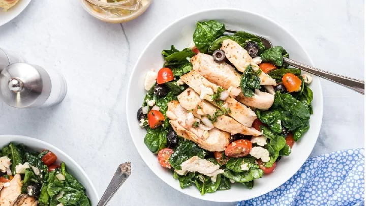 طرز تهیه سالاد اسفناج با مرغ گریل شده