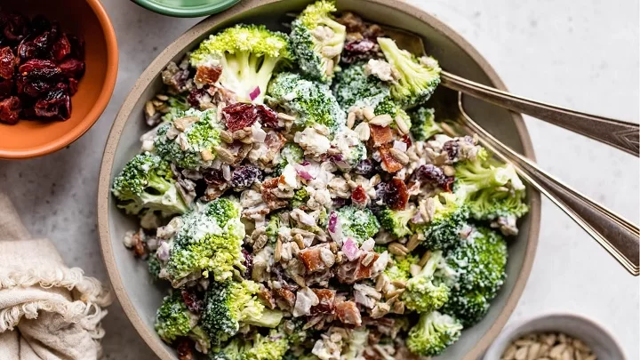 طرز تهیه سالاد کلم بروکلی