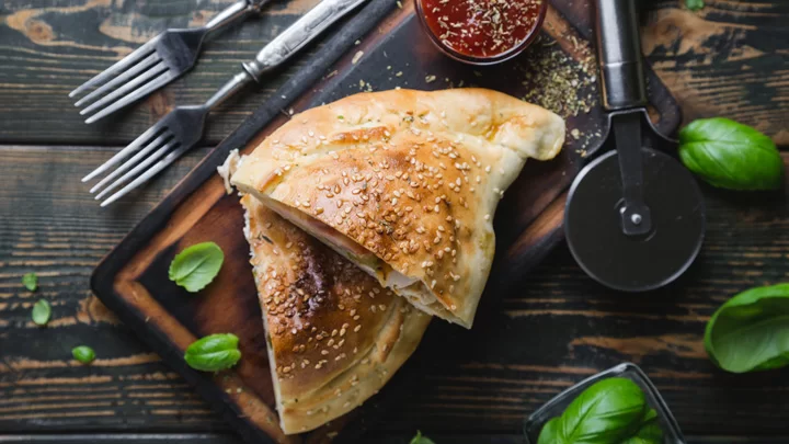 طرز تهیه پیتزا کالزونه به روش ایتالیایی