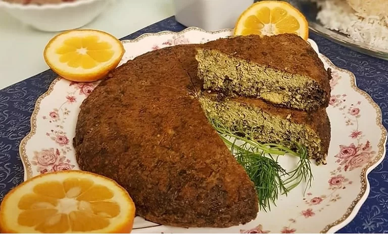 نگاهی سریع به طرز تهیه برای درست کردن این کوکو باید برگ سیر تازه خرد شده را با اشپل، تخم مرغ، نمک، فلفل سیاه و زردچوبه ترکیب کنید و خوب هم بزنید. مقداری روغن در ماهیتابه بریزید و مواد کوکو را در روغن سرخ کنید. زمانی که یک سمت کوکو سرخ شد، آن را برگردانید. می‌توانید این کوکو را بدون برگ سیر و با سیب زمینی رنده شده نیز آماده کنید. رسپی این غذای خوشمزه را با جزئیات کامل در ادامه بخوانید. مواد لازم برای کوکو اشپل برای ۴ نفر