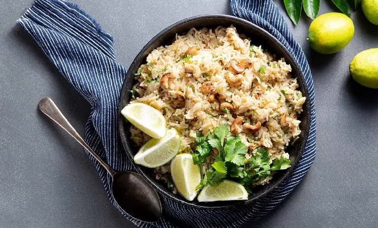 طرز تهیه بادام پلو با سس گشنیز