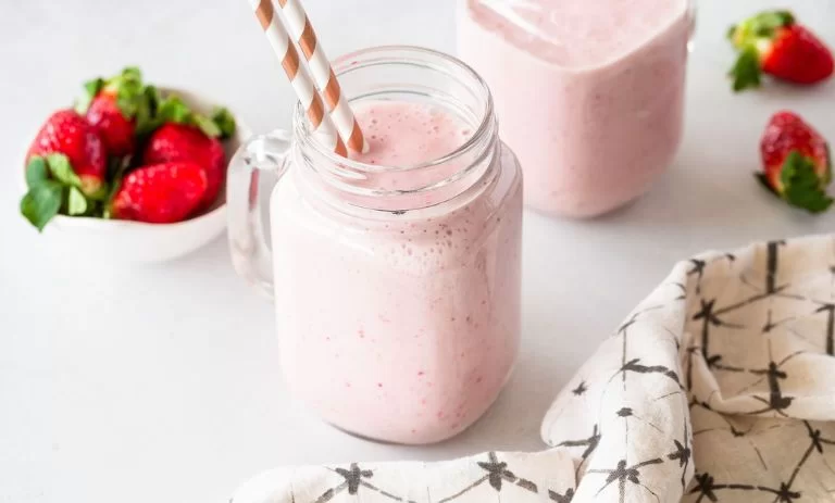 طرز تهیه میلک شیک توت‌ فرنگی