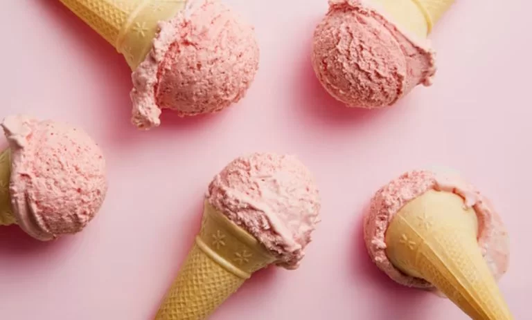 طرز تهیه بستنی توت‌ فرنگی