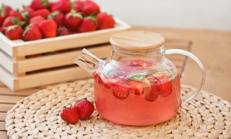 طرز تهیه دمنوش توت فرنگی