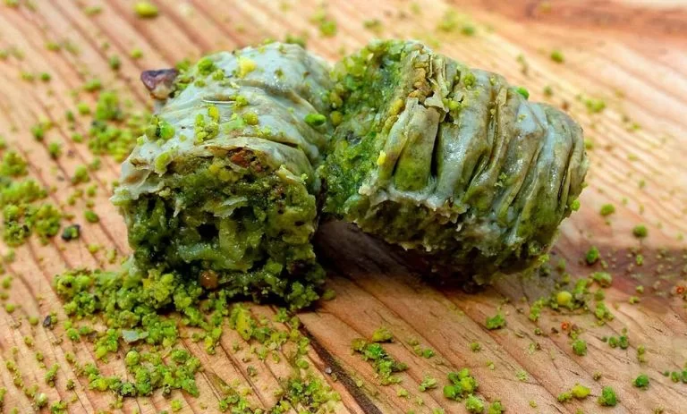 طرز تهیه دلمه پسته‌ای با خمیر یوفکا