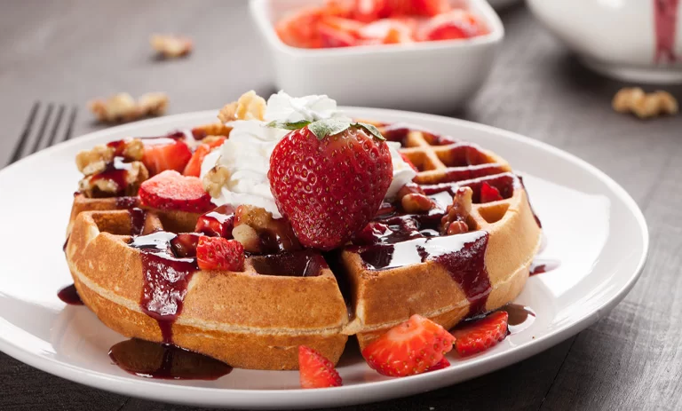 طرز تهیه وافل توت فرنگی
