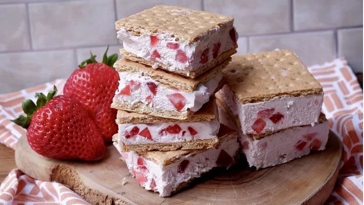 طرز تهیه بیسکویت بستنی توت فرنگی