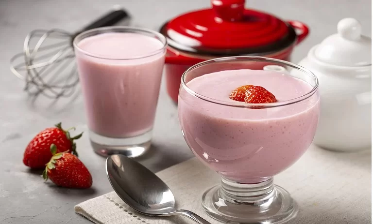 طرز تهیه فرنی توت فرنگی