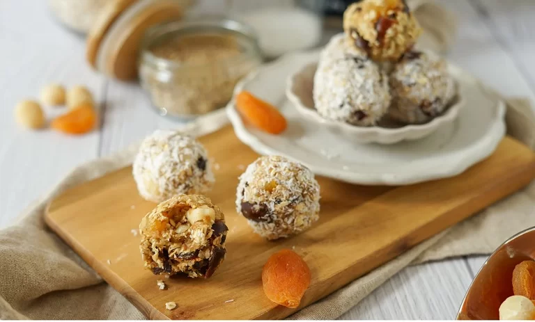 طرز تهیه توپک انرژی زا با طعم زردآلو