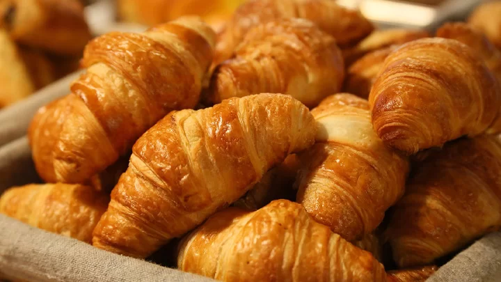 طرز تهیه نان کروسان پنیری