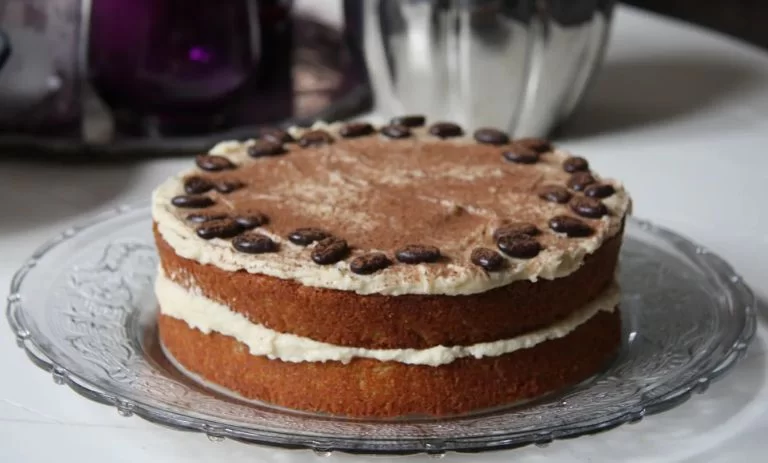 طرز تهیه کیک قهوه با کرم کره‌ای کاپوچینو