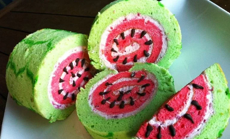 طرز تهیه کیک رولت هندوانه‌ای