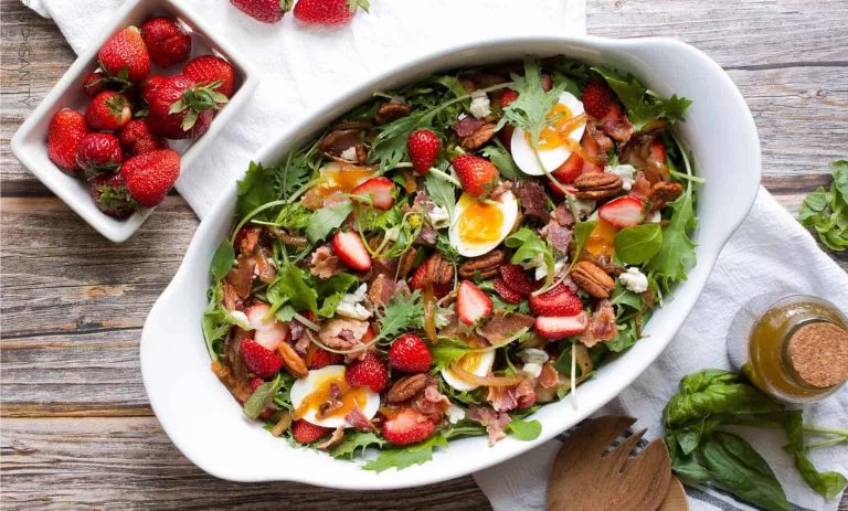 طرز تهیه سالاد بیکن و توت‌فرنگی