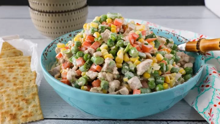 طرز تهیه سالاد نخود فرنگی و مرغ