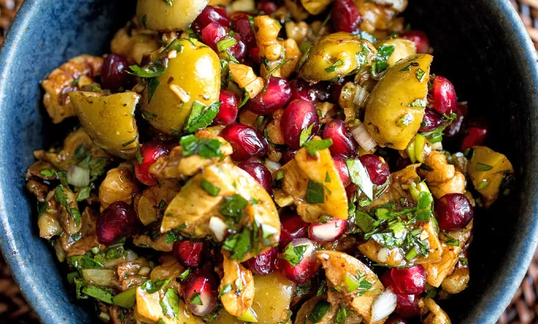 طرز تهیه سالاد انار و زیتون